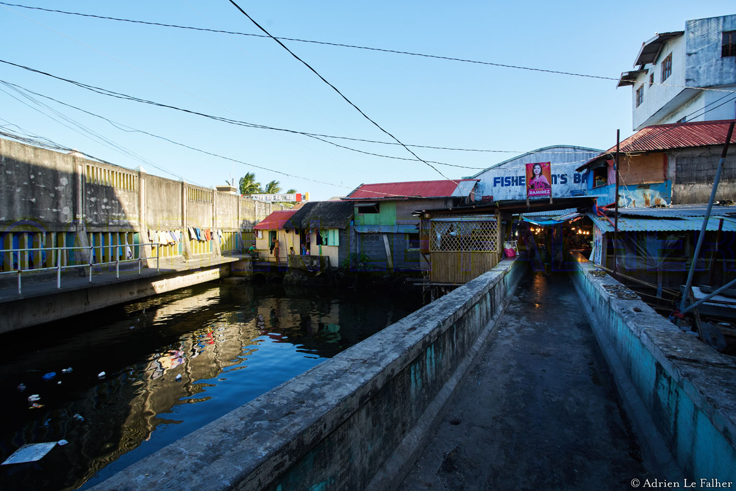 Qui croirait trouver, derrière ce marché emmuré, une ville dans la ville, pleine de vie ?