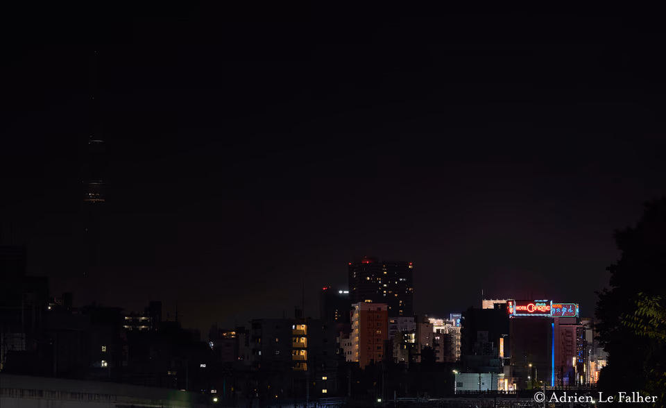 a city skyline at night
