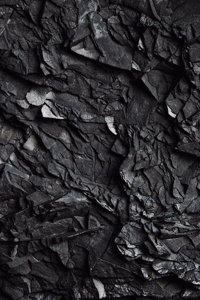 a black and white photo of a black and white wall
