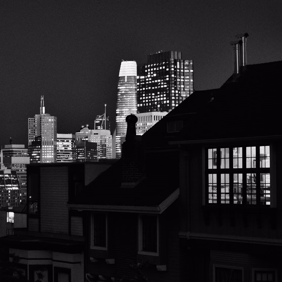 a black and white photo of a city skyline
