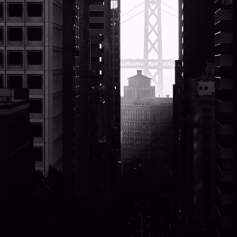 a black and white photo of a city skyline
