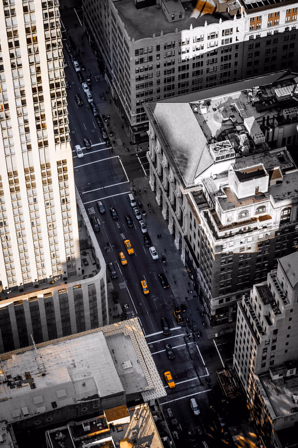 a black and white photo of a city street
