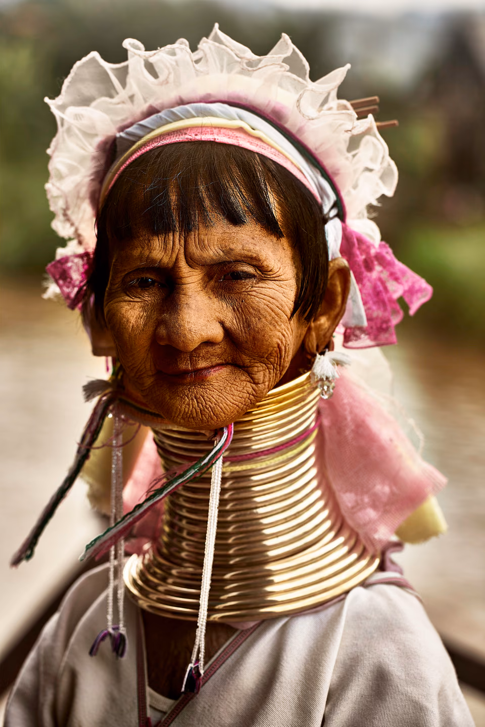 a woman with long neck and neck rings
