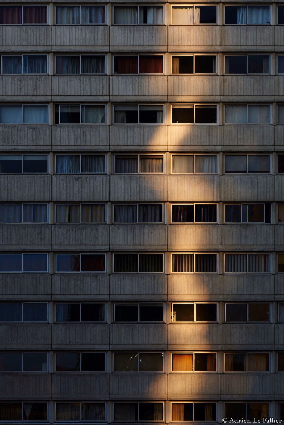 a building with many windows
