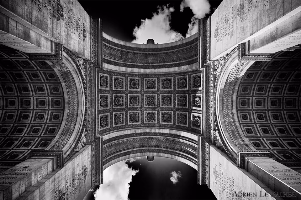 black and white photo of the arc de triomphe
